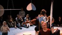 Acteurs en kinderen op het podium