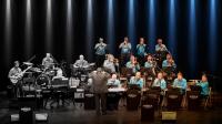 volledige band in beeld - foto gaat van zwartwit (links) naar kleur (rechts)